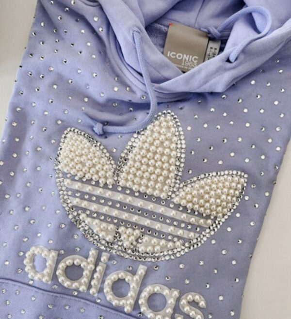 Felpa Adidas Iconic 1963 lilla con strass e perle – personalizzabile
