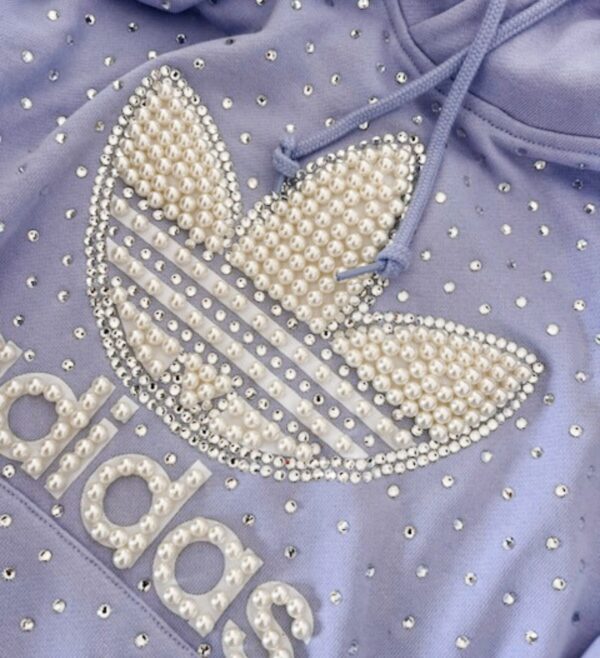 Felpa Adidas Iconic 1963 lilla con strass e perle – personalizzabile