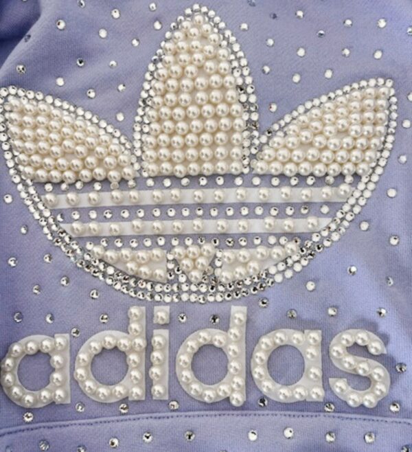 Felpa Adidas Iconic 1963 lilla con strass e perle – personalizzabile