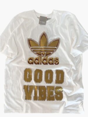 T-shirt oversize Adidas  Iconic 1963 bianca con dettagli oro, perle e strass