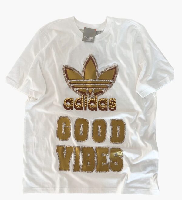 T-shirt oversize Adidas  Iconic 1963 bianca con dettagli oro, perle e strass