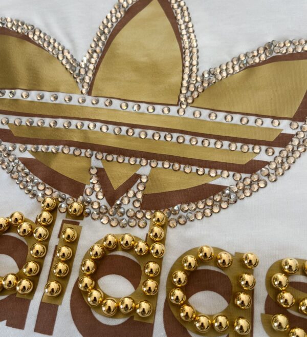 T-shirt oversize Adidas  Iconic 1963 bianca con dettagli oro, perle e strass