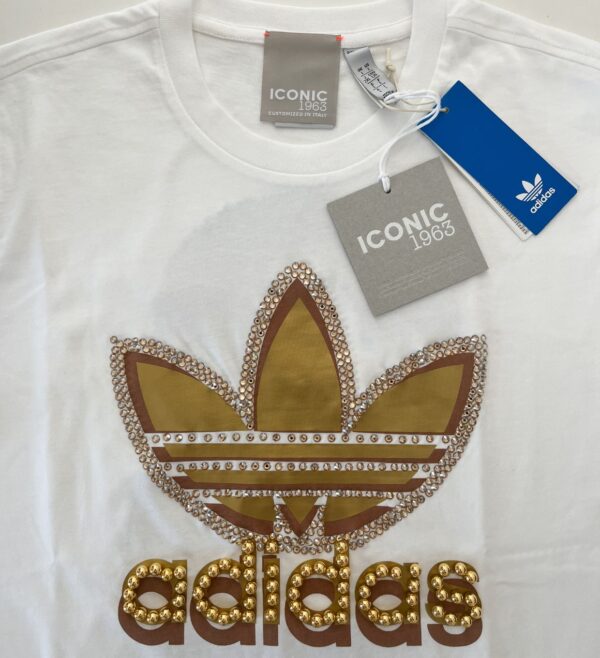 T-shirt oversize Adidas  Iconic 1963 bianca con dettagli oro, perle e strass