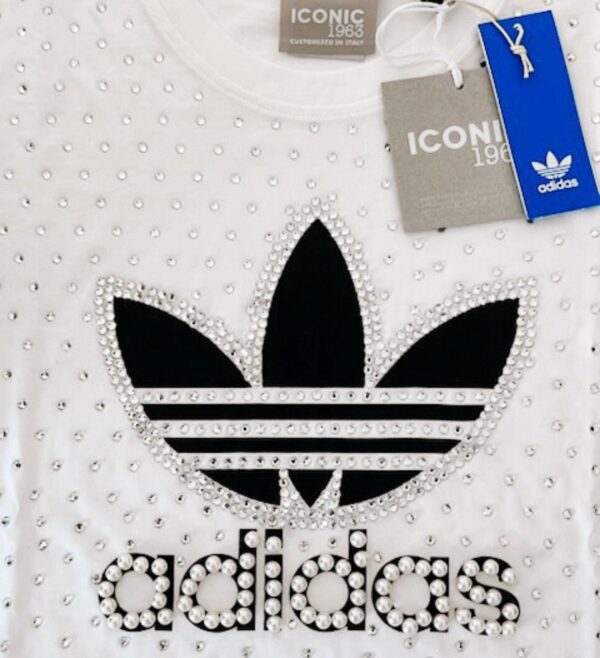 T-Shirt Adidas Iconic 1963 bianca con strass e perle - personalizzabile