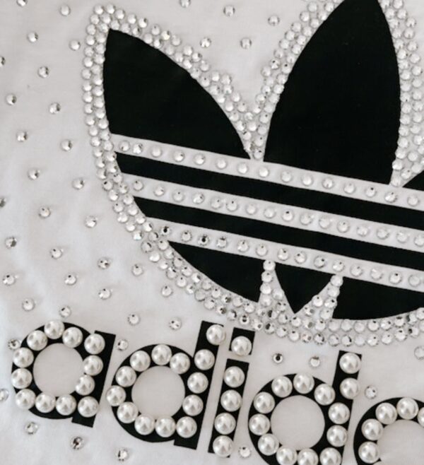 T-Shirt Adidas Iconic 1963 bianca con strass e perle - personalizzabile